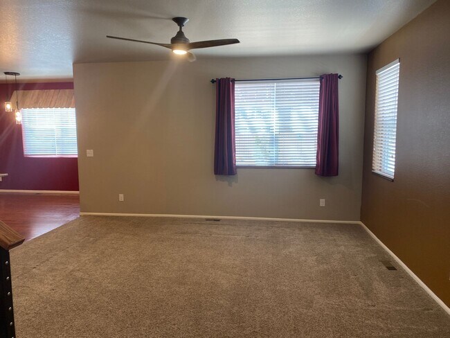 Building Photo - Charming, 3 story, 4 bed/3 bath on Corner Lot!