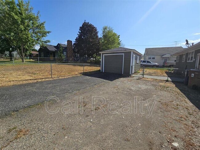 Building Photo - 2338 W Walton Ave