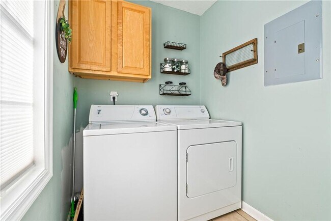 Building Photo - 1096 Chinook St