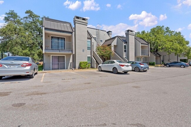 Building Photo - 935 La Posada Dr