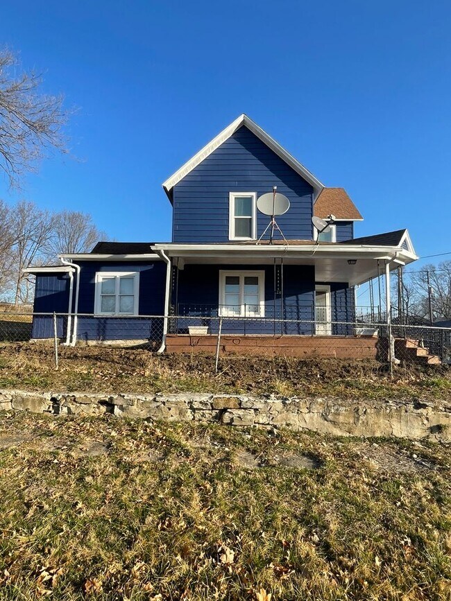 Building Photo - 3BR/2BA Home with Detached Garage & Large Yard