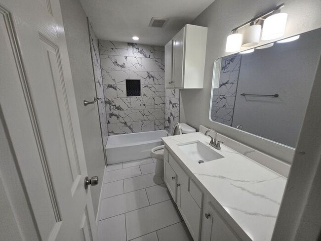 Building Photo - 3221 Dreeben Dr