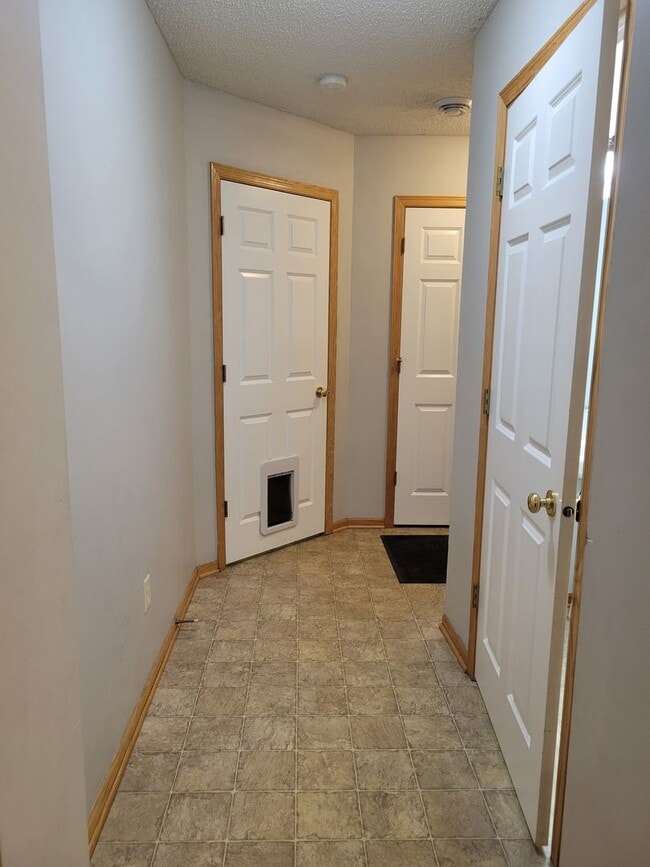 Building Photo - Middle Unit Townhouse