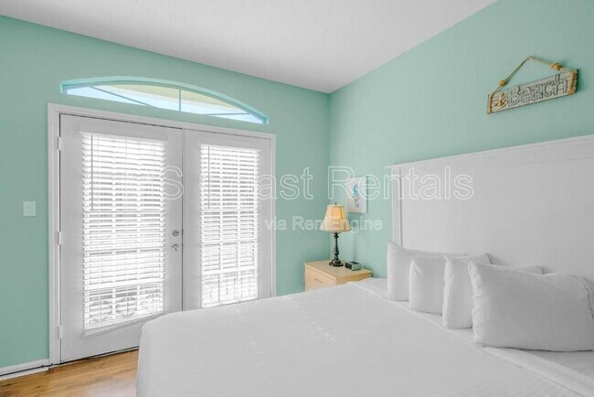 Building Photo - 2252 Beach Dr