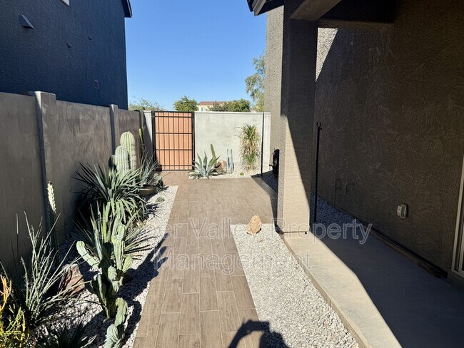 Building Photo - 2034 W Lariat Ln