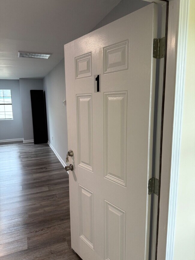 Building Photo - "Charming Studio Retreat in Nashville – Cozy 400 Sq Ft with Full Bath!"