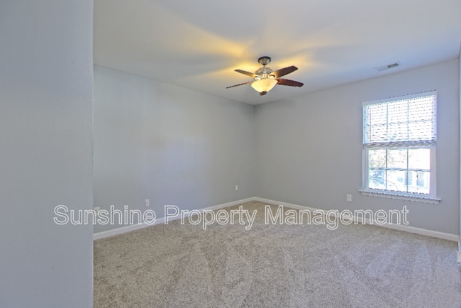 Building Photo - 2823 Lens Ave