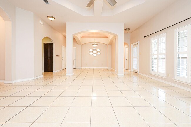 Building Photo - 402 Cayman Ct