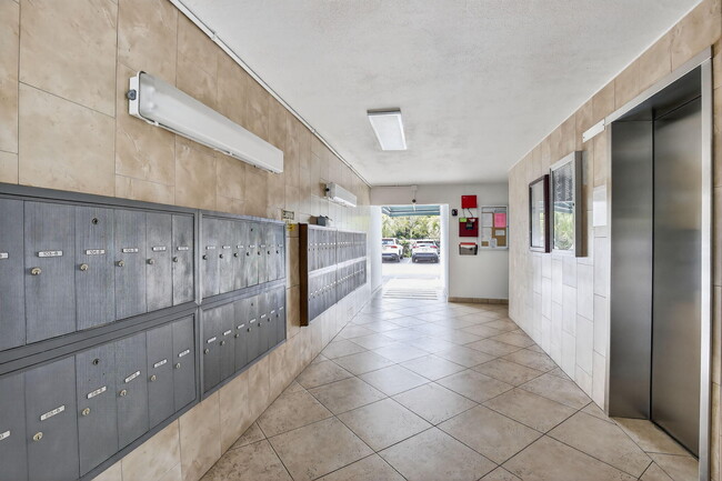 Building Photo - 581 Blue Heron Dr