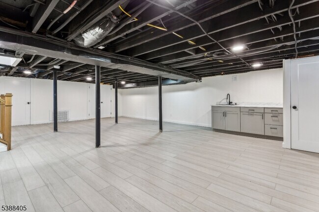 Building Photo - 648 E Broad St