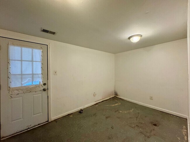 Building Photo - Charming 3 Bedroom/2 Bathroom in Essex, MD!
