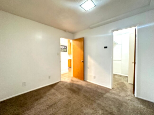 Building Photo - Great Condo in University Heights Now Avai...