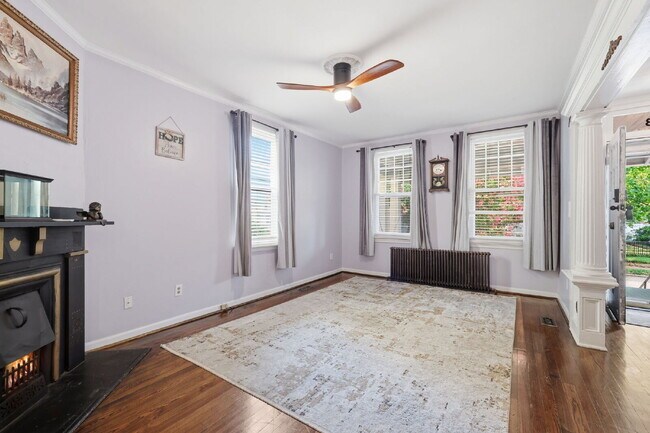 Building Photo - Live Steps from the Heart of Olde Towne