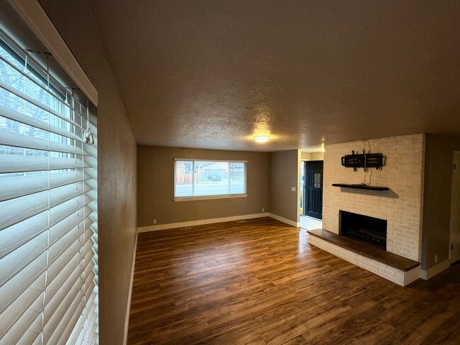 Building Photo - 1405 E Bergeson St