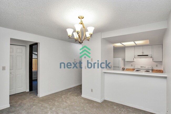 Building Photo - 2 Bed and 1 Bath Bellevue Condo is Availab...