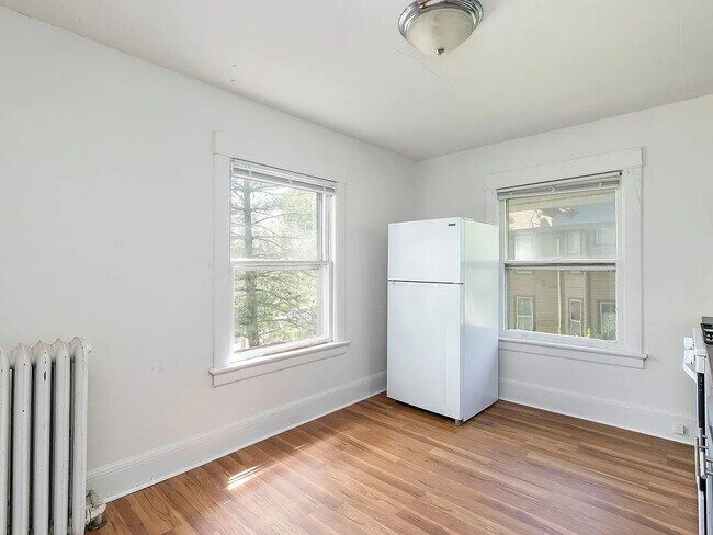 Building Photo - "Charming 2-Bedroom Gem with Ample Space on Cottage Grove Avenue!"