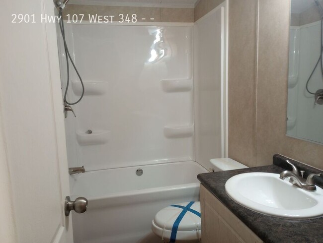 Building Photo - 2 bed 1 bath available!