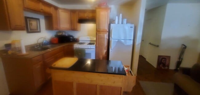 Building Photo - Handicap Accessible 2 bd, 2 ba - Beautiful...