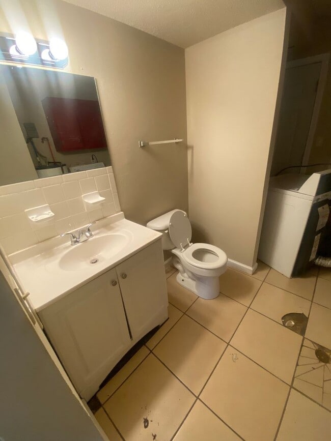 Building Photo - Duplex with Three Large Bedrooms and Two F...