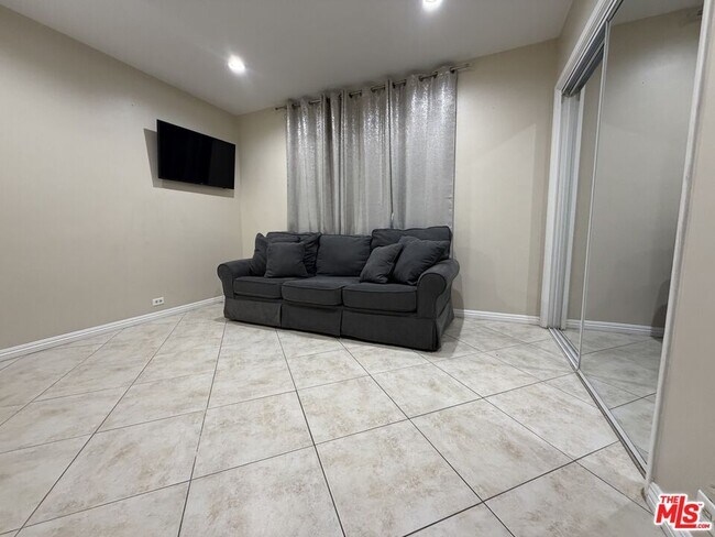 Building Photo - 10609 Reseda Blvd