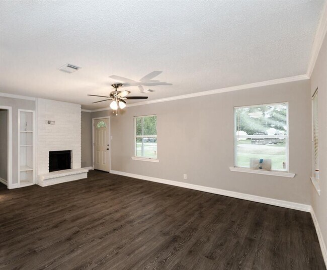 Building Photo - 2121 Holly Dr