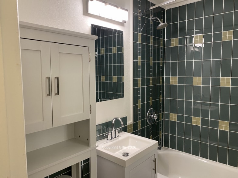 Building Photo - 12050 NE Broadway