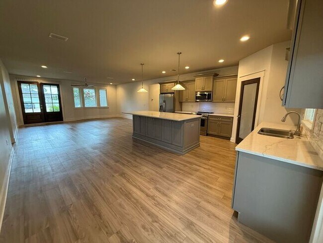 Building Photo - Gulf Breeze - 4 bedroom, 2.5 bathroom - lawn care included