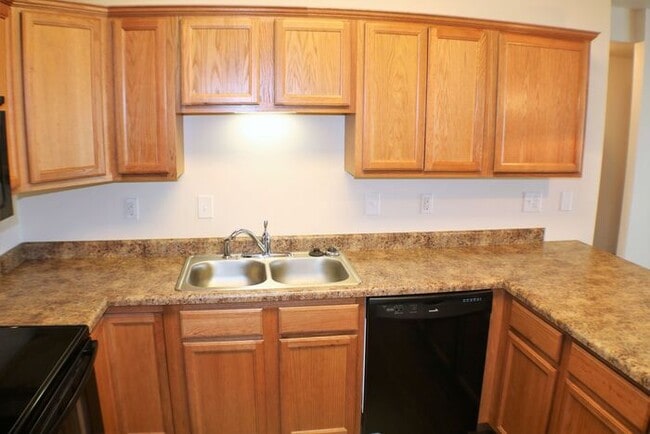 Building Photo - $1,200 | 2 Bedroom, 2 Bathroom Condo | No ...