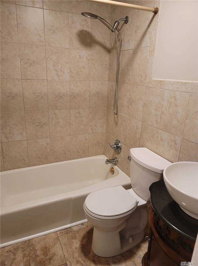 Building Photo - 200 Hart St