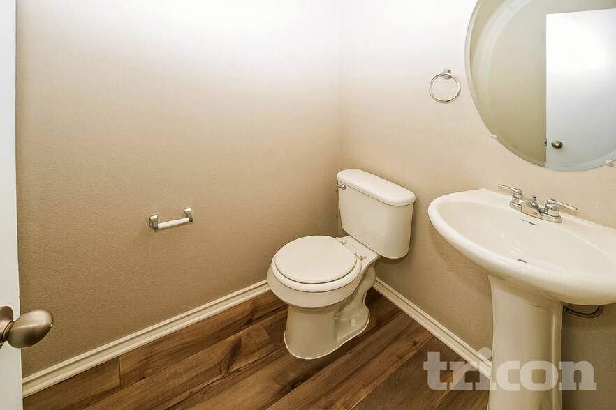 Building Photo - 5200 Saddle Clb Dr