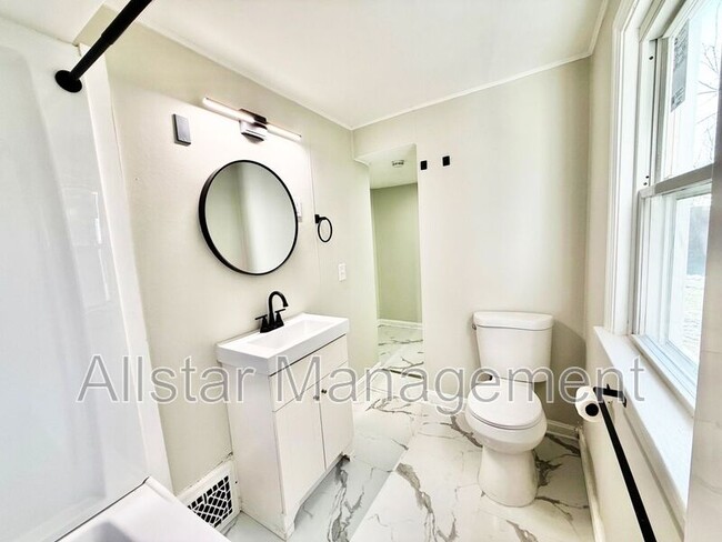 Building Photo - 924 Spring Ave NE