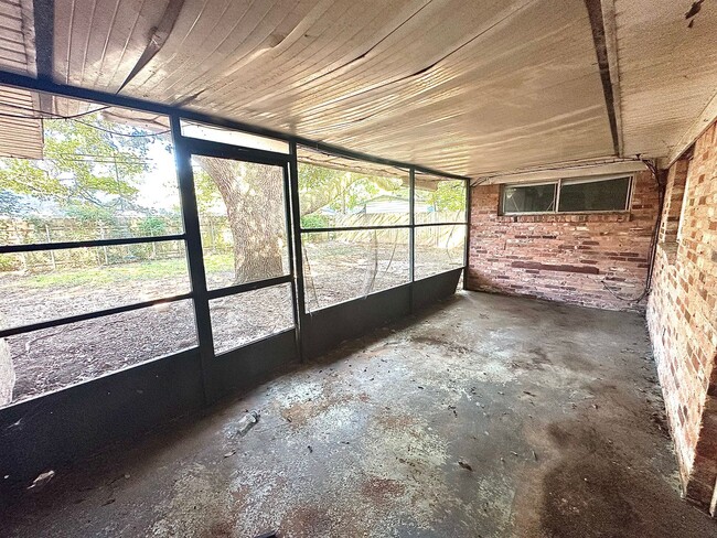 Building Photo - 2046 Shadywood Ln