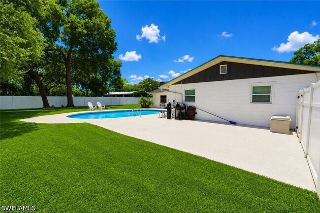 Building Photo - 655 Pointview Rd