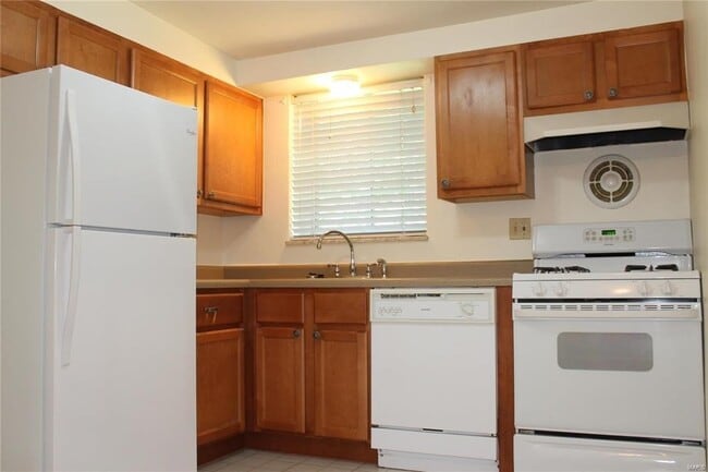 Building Photo - LOCATION!! LOCATION!!! This One bedroom/on...