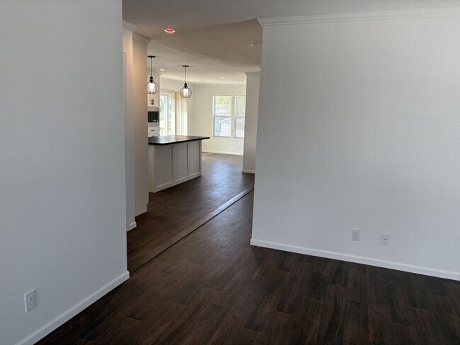 Building Photo - 13940 Burgundy Ave