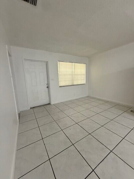 Building Photo - 1125 NW 5th Ave