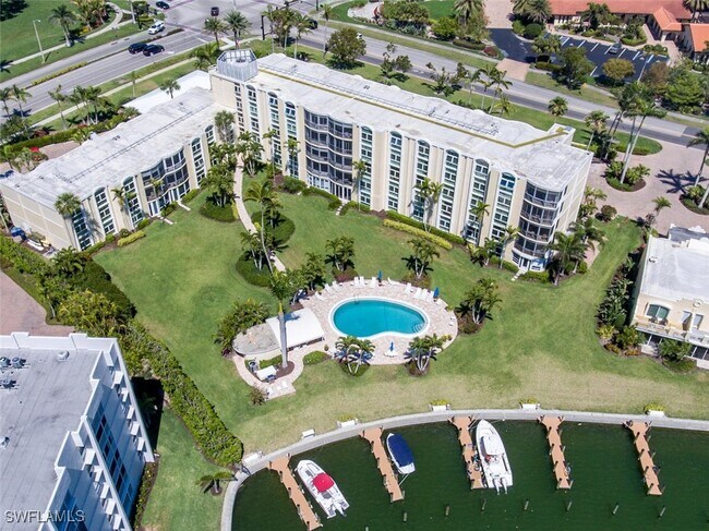 Building Photo - 400 Park Shore Dr