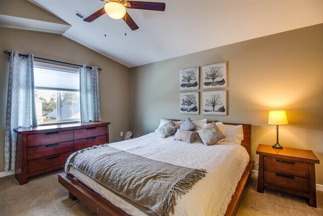 Building Photo - 525 SE Gleneden Place