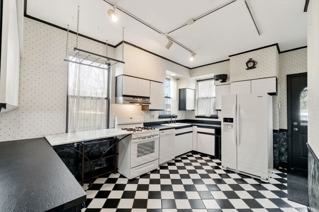 Building Photo - Charming - Manchester Home