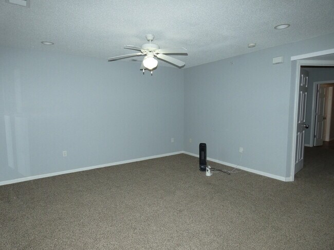 Building Photo - Beautiful Condo in Gladstone, MO