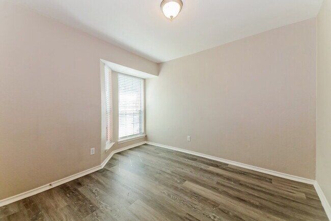 Building Photo - 703 Deep Well Dr