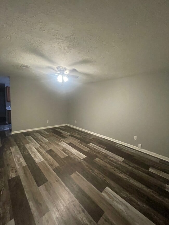 Building Photo - 1917 Pine Tree Dr