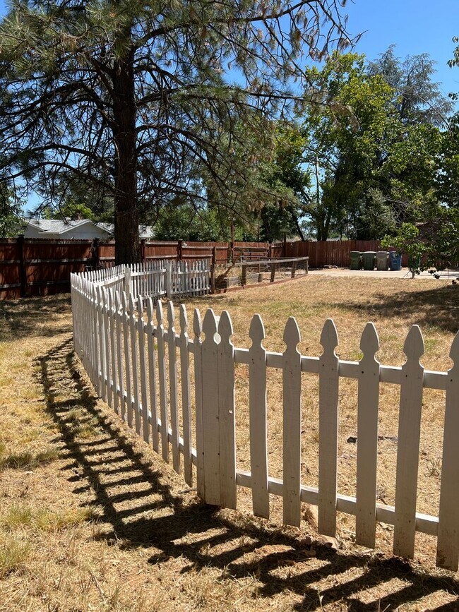 Building Photo - Corner House off of Churn Creek Bottom