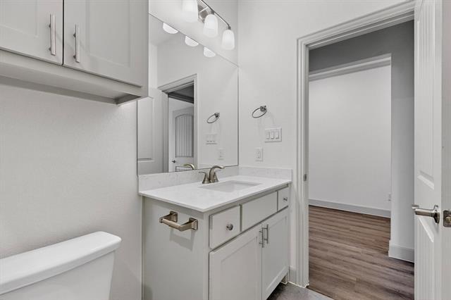 Building Photo - 560 Oak Crk Dr