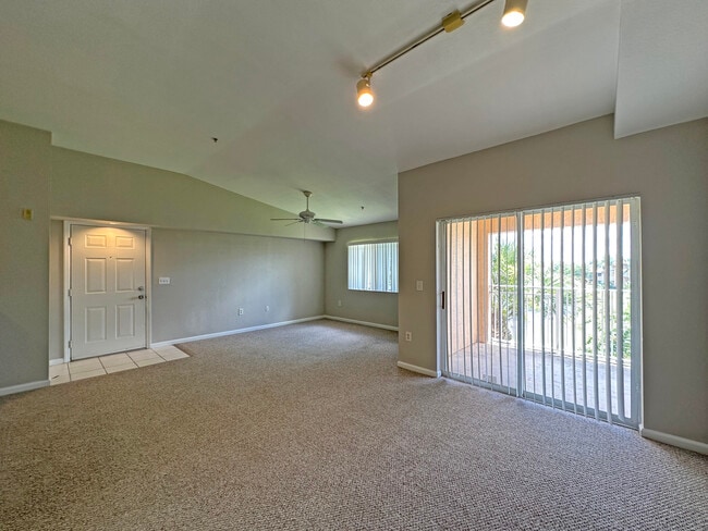 Building Photo - 131 SW Palm Dr