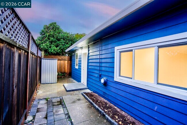 Building Photo - 1351 Eastshore Dr