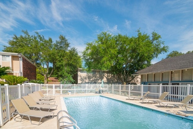 Building Photo - Gulf View Apartments | Pool, Gym, Granite ...