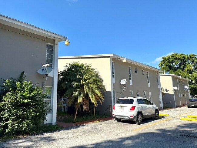 Building Photo - 1525 NW 19th Ter