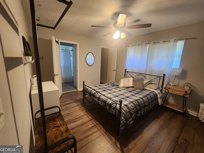 Building Photo - 917 Oakview Ave