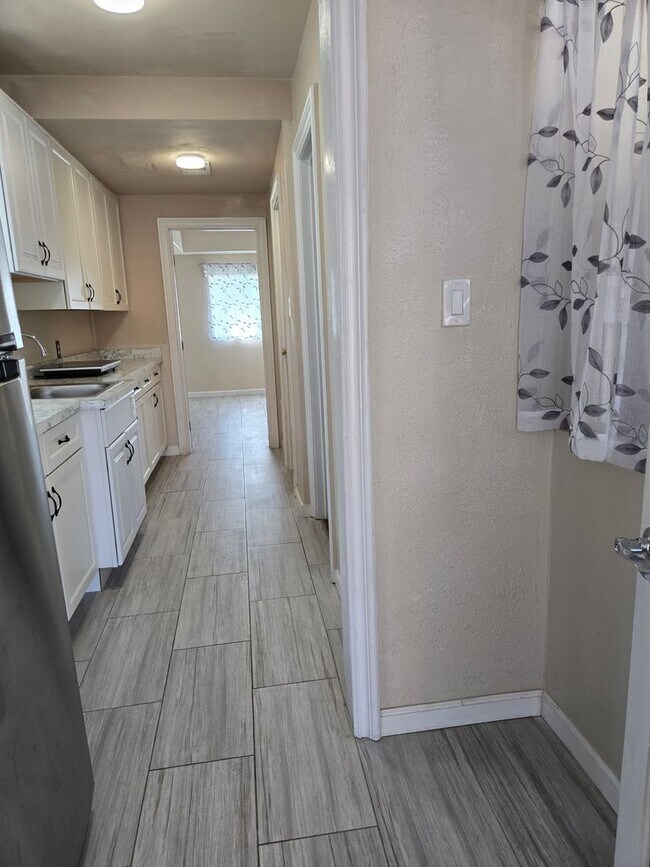 Building Photo - Immaculate Midtown Studio in Riverside